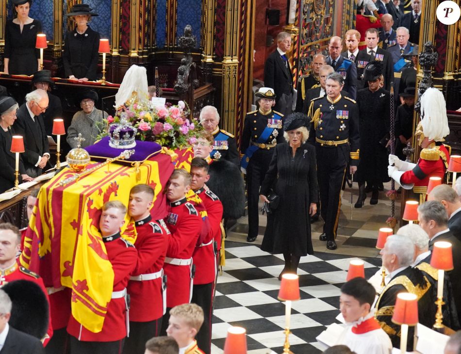 PLOMB CREUX : BEL ENSEMBLE DE 5 GARDES DE LA REINE D'ANGLETERRE