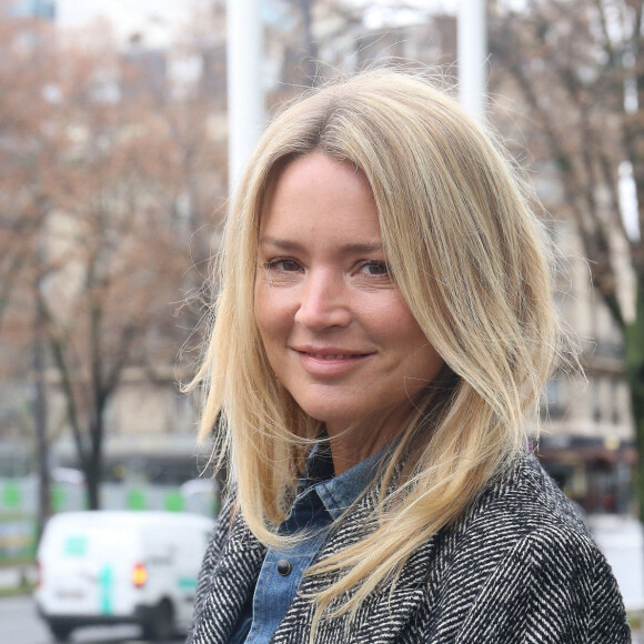 Exclusif - Virginie Efira à la sortie des studios de Radio France à Paris, France, le 4 janvier 2022. © Panoramic/Bestimage 