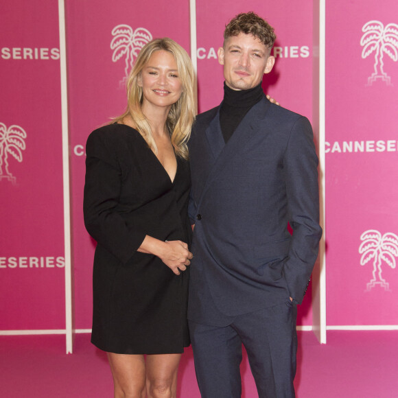 Virginie Efira et son compagnon Niels Schneider durant la seconde soirée du 4eme Canneseries au Palais des Festivals à Cannes, le 9 octobre 2021. © Christophe Aubert via Bestimage