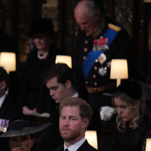 Lena Tindall, Zara Tindall, Mia Tindall, Le prince Harry, duc de Sussex et Meghan Markle, duchesse de Sussex, Princesse Charlotte, Catherine (Kate) Middleton, princesse de Galles, Prince George, Le prince William, prince de Galles - Cérémonie funèbre en La Chapelle Saint-Georges en présence des 15 Premiers ministres des royaumes qui ont exercé pendant les 70 ans de règne de la reine Elizabeth II d'Angleterre. Le cercueil sera descendu dans la crypte royale de la Chapelle Saint-Georges où elle reposera au côté de son époux le prince Philip, décédé le 9 avril 2021. Une cérémonie privée d'inhumation se tiendra au Mémorial du roi George VI. Windsor, le 19 septembre 2022. © Victoria Jones / Bestimage 