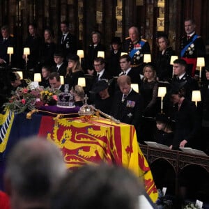 Lena Tindall, Zara Tindall, Mia Tindall, Le prince Harry, duc de Sussex et Meghan Markle, duchesse de Sussex, Princesse Charlotte, Catherine (Kate) Middleton, princesse de Galles, Prince George, Le prince William, prince de Galles - Cérémonie funèbre en La Chapelle Saint-Georges en présence des 15 Premiers ministres des royaumes qui ont exercé pendant les 70 ans de règne de la reine Elizabeth II d'Angleterre. Le cercueil sera descendu dans la crypte royale de la Chapelle Saint-Georges où elle reposera au côté de son époux le prince Philip, décédé le 9 avril 2021. Une cérémonie privée d'inhumation se tiendra au Mémorial du roi George VI. Windsor, le 19 septembre 2022. © Victoria Jones / Bestimage 