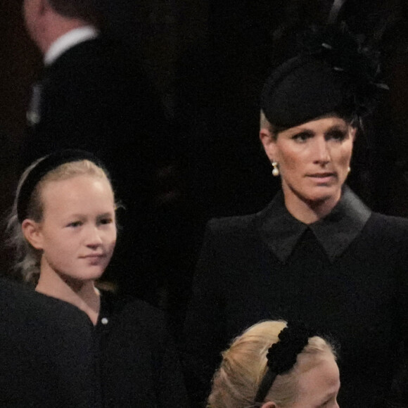Savannah Phillips, Zara Tindall (Phillips), Ilsa Phillips, Lena Tindall et Mike Tindall - Cérémonie funèbre en La Chapelle Saint-Georges en présence des 15 Premiers ministres des royaumes qui ont exercé pendant les 70 ans de règne de la reine Elizabeth II d'Angleterre. Le cercueil sera descendu dans la crypte royale de la Chapelle Saint-Georges où elle reposera au côté de son époux le prince Philip, décédé le 9 avril 2021. Une cérémonie privée d'inhumation se tiendra au Mémorial du roi George VI. Windsor, le 19 septembre 2022. © Victoria Jones / Bestimage 