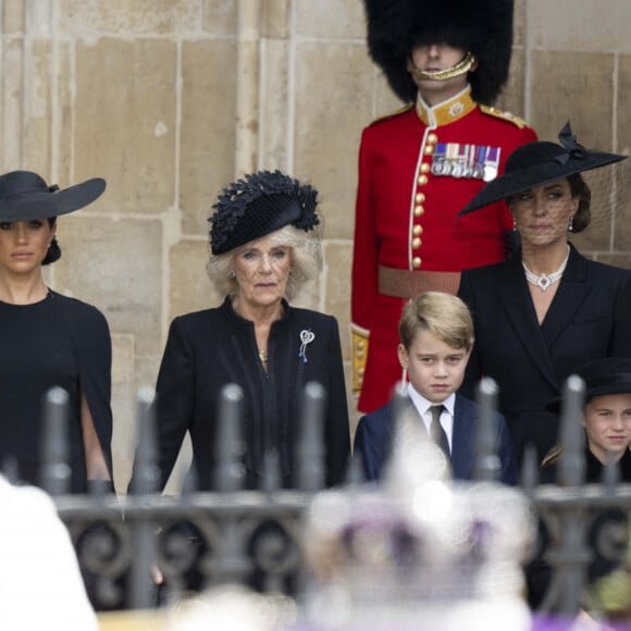 Procession du cercueil de la reine Elizabeth II d'Angleterre de Wesminster Hall où il était exposé au public, jusqu'à l'Abbaye de Westminster. Le cercueil est installé sur l'affût du canon, puis tiré par 142 marins de la Royal Navy à l'aide de cordages, dans la plus pure tradition de la monarchie britannique. Cette tradition remonte aux funérailles d'Etat de la reine Victoria en février 1901. Londres, le 19 septembre 2022.