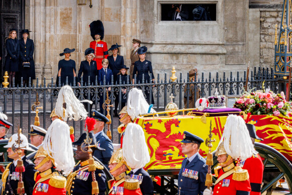 Meghan Markle, duchesse de Sussex, Camilla Parker Bowles, reine consort d'Angleterre, Le prince George de Galles, la princesse Charlotte de Galles, la comtesse Sophie de Wessex, Catherine (Kate) Middleton, princesse de Galles - Funérailles d'Etat de la reine Elizabeth II d'Angleterre, à Londres, Royaume Uni, le 19 septembnre 2022.