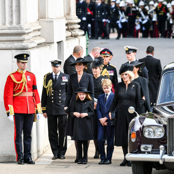 La princesse Charlotte de Galles, Catherine (Kate) Middleton, princesse de Galles,, Le prince George de Galles et Camilla Parker Bowles, reine consort d'Angleterre et Meghan Markle, duchesse de Sussex - Funérailles nationales de la reine Elizabeth II à Londres, Royaume Uni, le 19 septembre 2022. © Avalon/panoramic/Bestimage