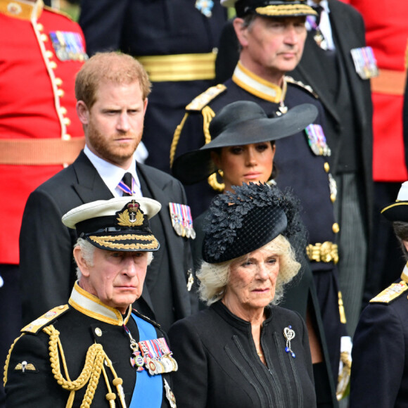 Le prince de Galles William, le roi Charles III d'Angleterre, la reine consort Camilla Parker Bowles, le prince Harry, duc de Sussex, Meghan Markle, duchesse de Sussex, la princesse Anne, la princesse Beatrice d'York - Procession du cercueil de la reine Elizabeth II d'Angleterre de l'Abbaye de Westminster à Wellington Arch à Hyde Park Corner