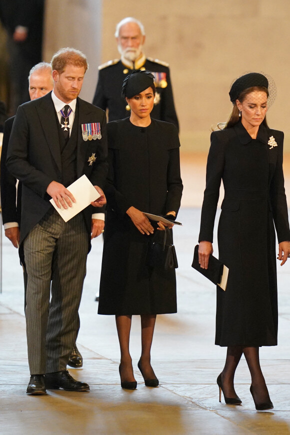 Le prince Harry, duc de Sussex, Meghan Markle, duchesse de Sussex, le prince de Galles William, Kate Catherine Middleton, princesse de Galles - Procession cérémonielle du cercueil de la reine Elisabeth II du palais de Buckingham à Westminster Hall à Londres. Le 14 septembre 2022