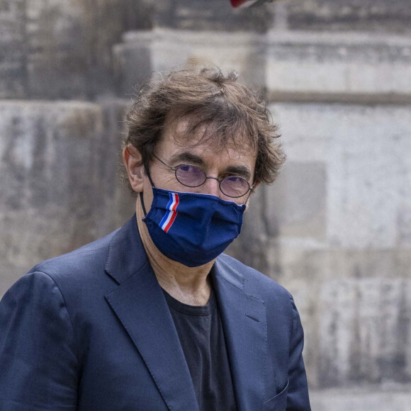 Albert Dupontel - Sorties - Obsèques de Jean-Paul Belmondo en l'église Saint-Germain-des-Prés, à Paris le 10 septembre 2021. © Cyril Moreau / Bestimage 