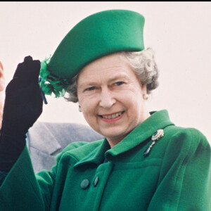 Archives - La reine Elizabeth d'Angleterre et le prince Philip à l'aéroport d'Heathrow en 1989.