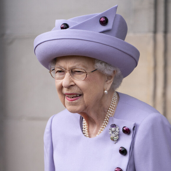 La reine Elizabeth II assiste à un défilé de loyauté des forces armées dans les jardins du palais de Holyroodhouse, à Édimbourg. Le 28 juin 2022. 