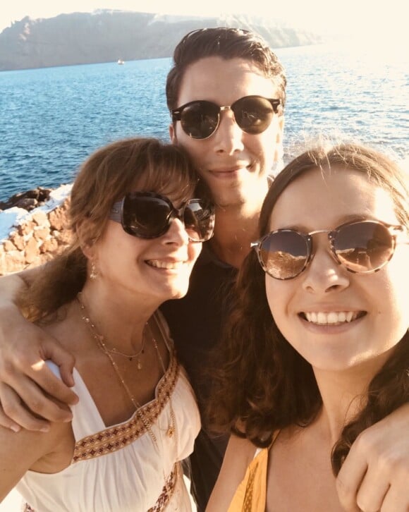 Cécilia Hornus avec ses enfants Léo et Emma en Grèce