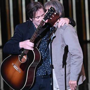 Françoise Hardy s'est séparée de Jacques Dutronc en 1990 mais, en mourant ce mardi à l'âge de 80 ans, elle a laissé derrière elle un grand fils, Thomas Dutronc, et un mari... puisque le divorce n'a jamais été prononcé.
Thomas Dutronc et Jacques Dutronc - 37e cérémonie des Victoires de la musique à la Seine musicale de Boulogne-Billancourt, le 11 février 2022. © Guirec Coadic/Bestimage