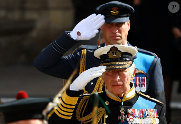 Le roi Charles III d'Angleterre et le prince William, prince de Galles arrivent à l'Abbaye de Westminster pour les funérailles d'Etat de la reine Elizabeth II à Londres, Royaume Uni, le 19 septembre 2022. 