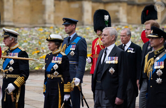 Le roi Charles III d'Angleterre, La princesse Anne,Le prince William, prince de Galles,Le prince Andrew, duc d'York, Le prince Edward, duc de Kent - Procession pédestre des membres de la famille royale depuis la grande cour du château de Windsor (le Quadrangle) jusqu'à la Chapelle Saint-Georges, où se tiendra la cérémonie funèbre des funérailles d'Etat de reine Elizabeth II d'Angleterre. Windsor, le 19 septembre 2022 