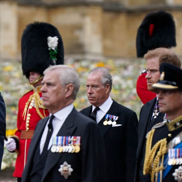 Le roi Charles III d'Angleterre, La princesse Anne,Le prince William, prince de Galles,Le prince Andrew, duc d'York, Le prince Edward, duc de Kent - Procession pédestre des membres de la famille royale depuis la grande cour du château de Windsor (le Quadrangle) jusqu'à la Chapelle Saint-Georges, où se tiendra la cérémonie funèbre des funérailles d'Etat de reine Elizabeth II d'Angleterre. Windsor, le 19 septembre 2022 