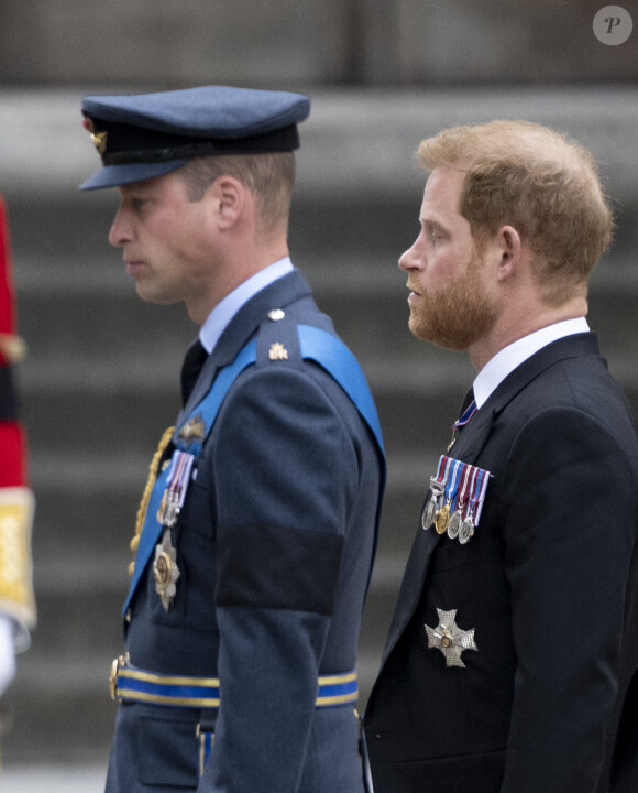 Le prince William, prince de Galles, Le prince Harry, duc de Sussex - Procession du cercueil de la reine Elizabeth II d'Angleterre de Wesminster Hall où il était exposé au public, jusqu'à l'Abbaye de Westminster. Le cercueil est installé sur l'affût du canon, puis tiré par 142 marins de la Royal Navy à l'aide de cordages, dans la plus pure tradition de la monarchie britannique. Cette tradition remonte aux funérailles d'Etat de la reine Victoria en février 1901. Londres, le 19 septembre 2022. 