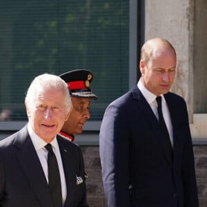 Le roi Charles III d'Angleterre, arrive pour une visite à la salle des opérations spéciales du Metropolitan Police Service (SOR) Lambeth HQ, dans le sud de Londres, Royaume Uni, le 17 septembre 2022, pour remercier les travailleurs des services d'urgence pour leur travail et leur soutien avant les funérailles de la reine Elizabeth II. 