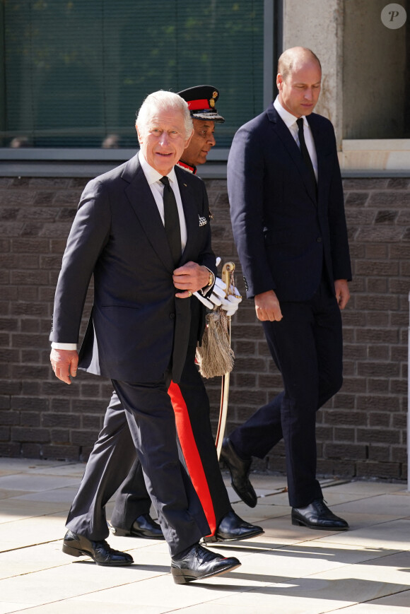 Le roi Charles III d'Angleterre, arrive pour une visite à la salle des opérations spéciales du Metropolitan Police Service (SOR) Lambeth HQ, dans le sud de Londres, Royaume Uni, le 17 septembre 2022, pour remercier les travailleurs des services d'urgence pour leur travail et leur soutien avant les funérailles de la reine Elizabeth II. 