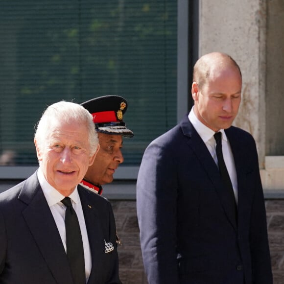 Le roi Charles III d'Angleterre, arrive pour une visite à la salle des opérations spéciales du Metropolitan Police Service (SOR) Lambeth HQ, dans le sud de Londres, Royaume Uni, le 17 septembre 2022, pour remercier les travailleurs des services d'urgence pour leur travail et leur soutien avant les funérailles de la reine Elizabeth II. 