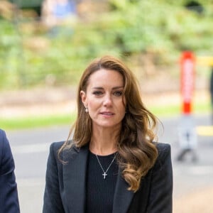 Le prince William, prince de Galles, et Catherine (Kate) Middleton, princesse de Galles regardent les hommages floraux laissés par les membres du public aux portes de Sandringham House à Norfolk, Royaume Uni, le 15 septembre 2022, après la mort de la reine Elisabeth II. 