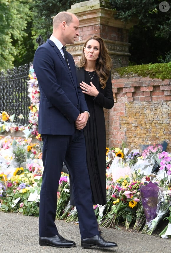 Le prince William, prince de Galles, et Catherine (Kate) Middleton, princesse de Galles regardent les hommages floraux laissés par les membres du public aux portes de Sandringham House à Norfolk, Royaume Uni, le 15 septembre 2022, après la mort de la reine Elisabeth II. 