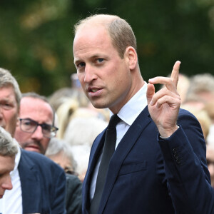 Le prince William, prince de Galles, et Catherine (Kate) Middleton, princesse de Galles regardent les hommages floraux laissés par les membres du public aux portes de Sandringham House à Norfolk, Royaume Uni, le 15 septembre 2022, après la mort de la reine Elisabeth II. 