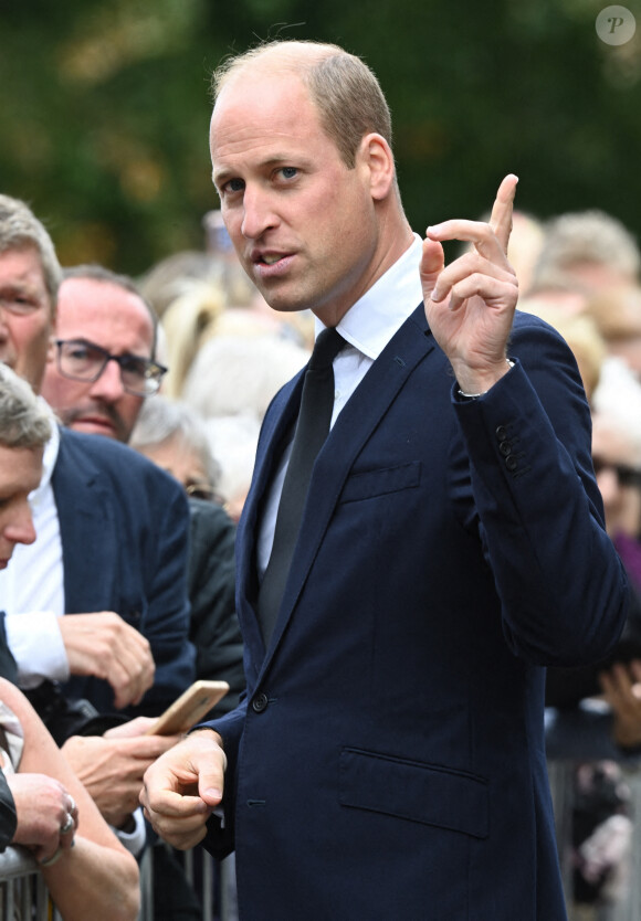 Le prince William, prince de Galles, et Catherine (Kate) Middleton, princesse de Galles regardent les hommages floraux laissés par les membres du public aux portes de Sandringham House à Norfolk, Royaume Uni, le 15 septembre 2022, après la mort de la reine Elisabeth II. 