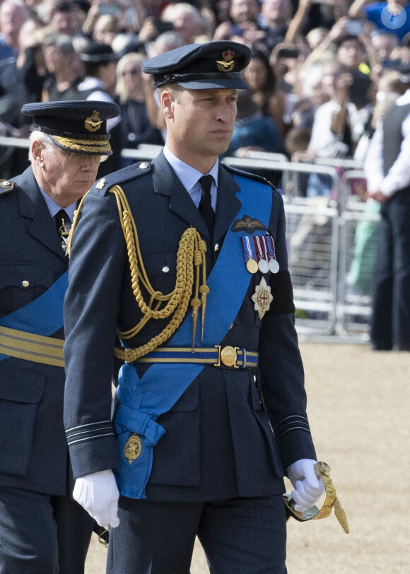 Le prince de Galles William - Procession cérémonielle du cercueil de la reine Elisabeth II du palais de Buckingham à Westminster Hall à Londres. Le 14 septembre 2022 