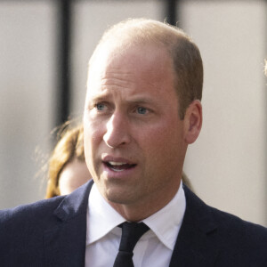 Le prince de Galles William, le prince Harry, duc de Sussex à la rencontre de la foule devant le château de Windsor, suite au décès de la reine Elisabeth II d'Angleterre.