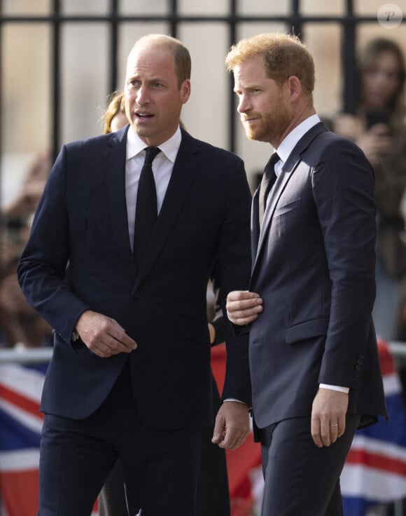 Le prince de Galles William, le prince Harry, duc de Sussex à la rencontre de la foule devant le château de Windsor, suite au décès de la reine Elisabeth II d'Angleterre.