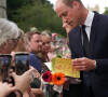 Le prince de Galles William à la rencontre de la foule devant le château de Windsor, suite au décès de la reine Elisabeth II d'Angleterre. Le 10 septembre 2022 
