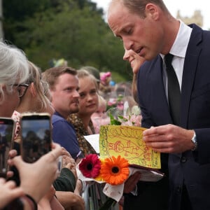 Le prince de Galles William à la rencontre de la foule devant le château de Windsor, suite au décès de la reine Elisabeth II d'Angleterre. Le 10 septembre 2022 