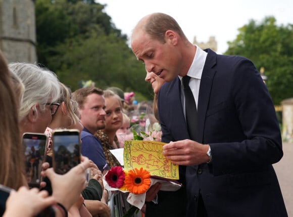 Le prince de Galles William à la rencontre de la foule devant le château de Windsor, suite au décès de la reine Elisabeth II d'Angleterre. Le 10 septembre 2022 