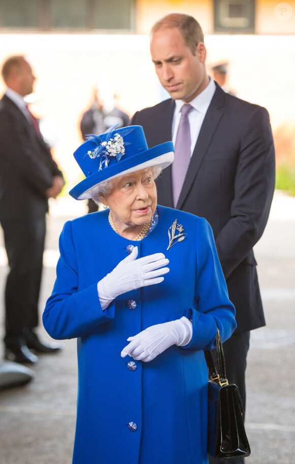 La reine Elisabeth II d'Angleterre et le prince William, duc de Cambridge, rencontre des survivants de l'incendie de la tour Grenfeld ainsi que des secouristes à Londres le 16 juin 2017. 