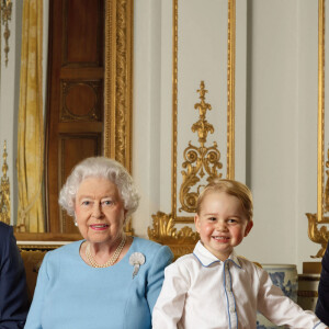 La reine Elisabeth II a posé, à l'occasion de son 90ème anniversaire, avec son fils le prince Charles, son petit-fils le prince William et son arrière petit-fils le prince George, pour quatre nouveaux timbres de la Royal Mail, au palais de Buckingham à Londres. 