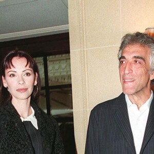 Gérard Darmon et Mathilda May lors du défilé Christian Lacroix en 1996