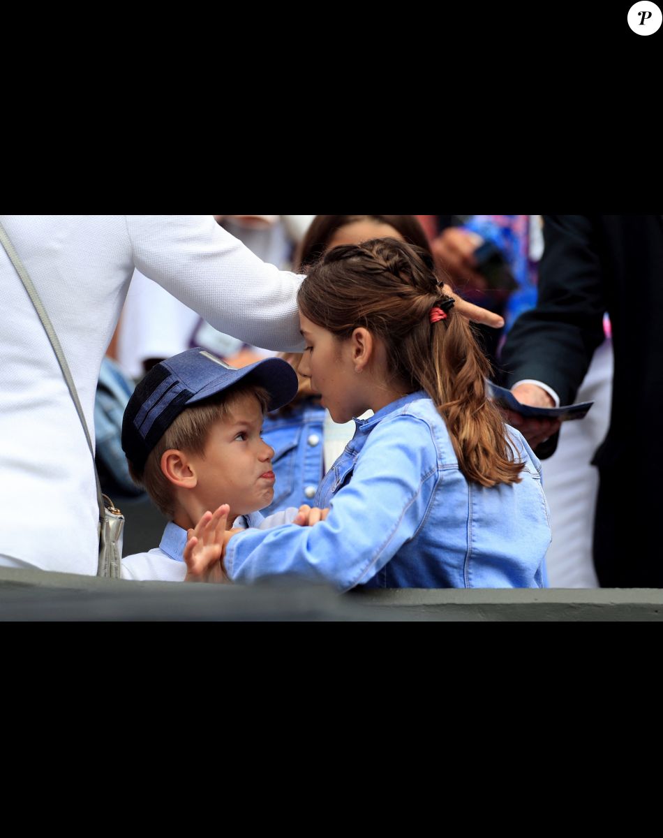Charlene Riva et Myla Rose Federer et l'un des fils de Roger Federer lors de son match contre Lloyd Harris à Wimbledon le 2 juillet 2019.