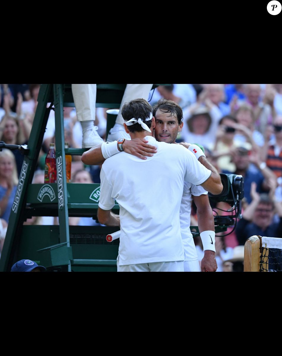 Roger Federer et Rafael Nadal- Les légendes du tennis fêtent le 100 ème anniversaire du Centre Court du tournoi de Wimbledon, en marge du championnat. Londres.