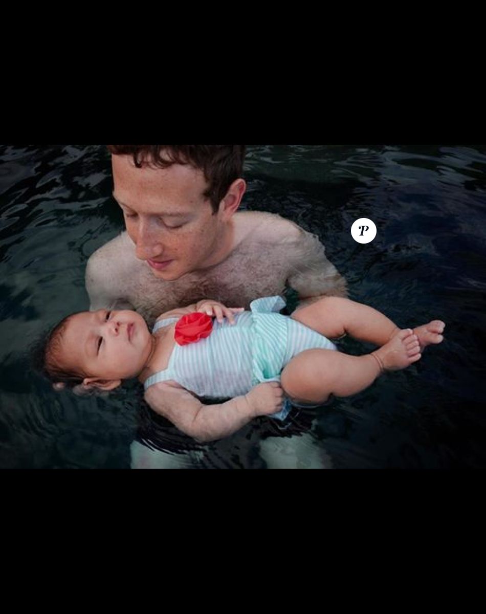 Le 24 janvier 2016, Mark Zuckerberg a publié une photo de sa fille Maxima tandis qu'elle prend son premier bain.