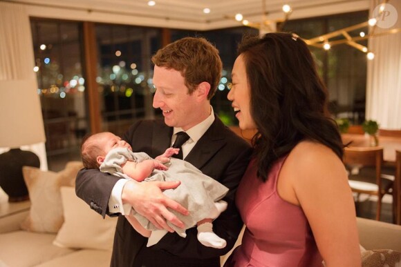 Sur sa page Facebook, Mark Zuckerberg a publié une photo de sa femme et lui ainsi que leur petite fille Maxima . Le 2 janvier 2016.