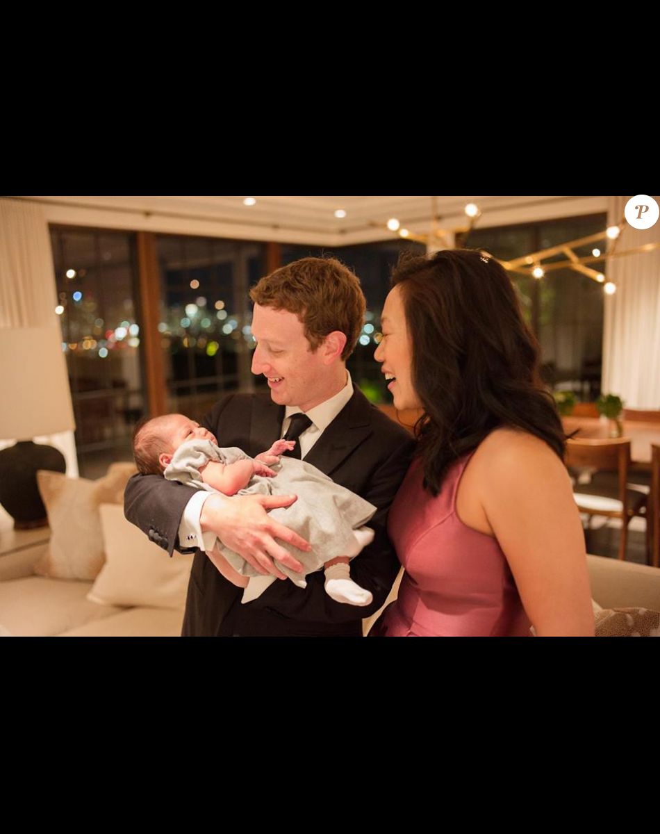 Sur sa page Facebook, Mark Zuckerberg a publié une photo de sa femme et lui ainsi que leur petite fille Maxima . Le 2 janvier 2016.