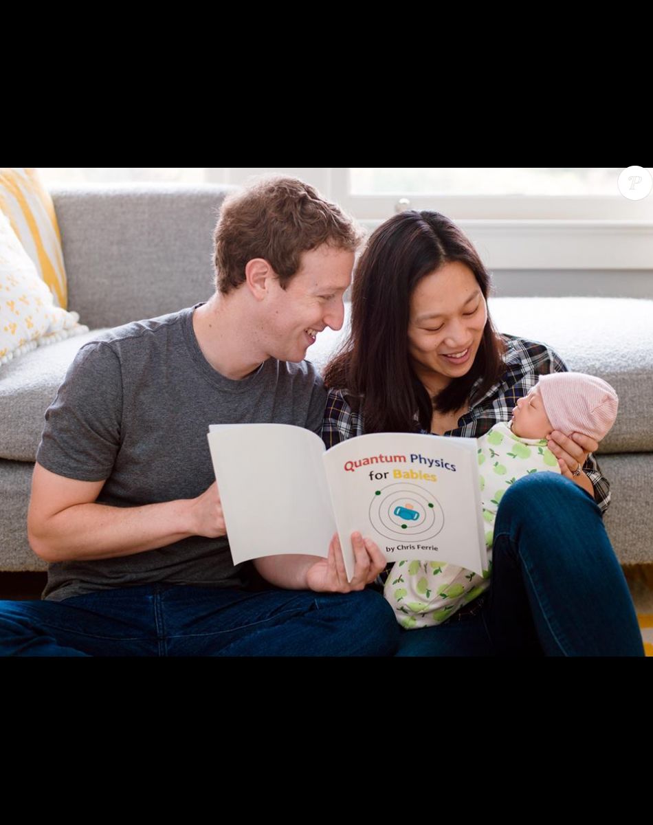 Sur sa page Facebook, Mark Zuckerberg a publié une photo de sa femme Priscilla Chan et lui en train de lire un livre de physique quantique à leur petite fille Maxima . Le 10 décembre 2015.