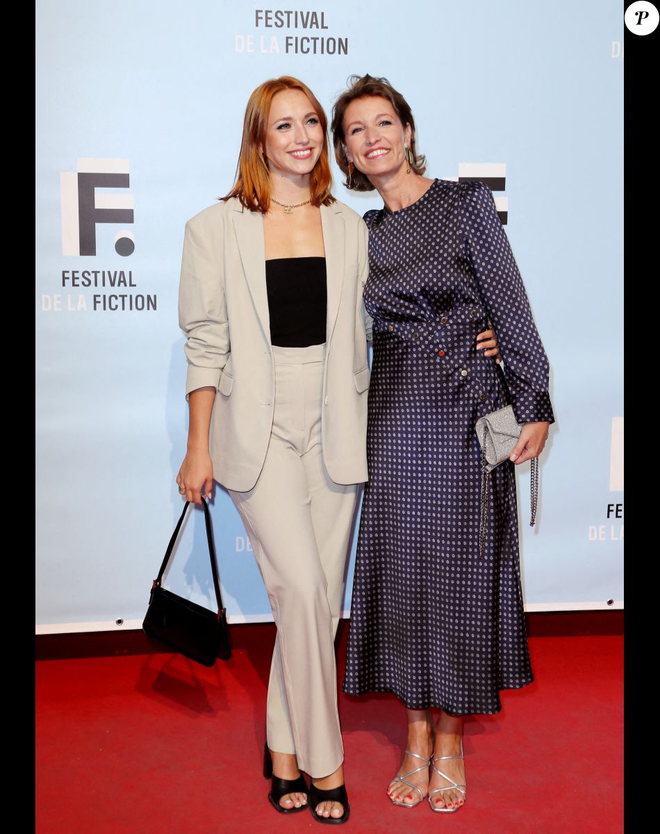 Chloé Jouannet et sa mère Alexandra Lamy au photocall de la cérémonie de clôture de la 24ème édition du Festival de la Fiction TV de La Rochelle, France. © Patrick Bernard/Bestimage