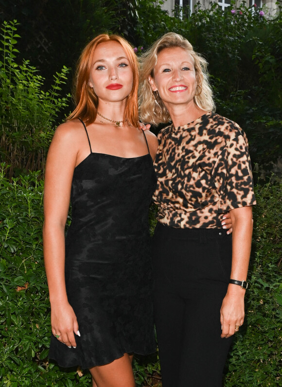 Chloé Jouannet et sa mère Alexandra Lamy - 1er Cocktail des nommés du Festival de la fiction de La Rochelle dans l'hôtel particulier de la SACD à Paris le 1er septembre 2022. © Coadic Guirec/Bestimage
