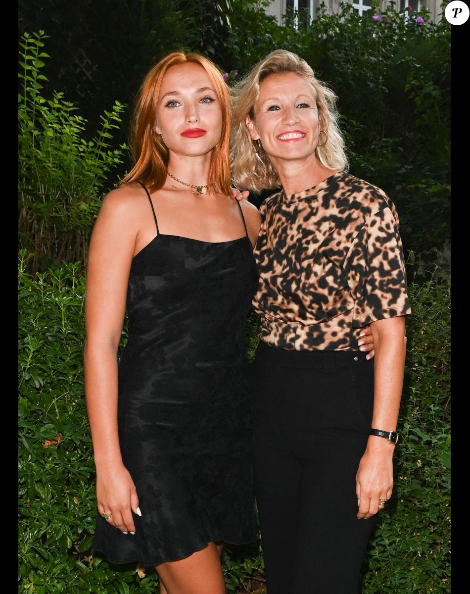 Chloé Jouannet et sa mère Alexandra Lamy - 1er Cocktail des nommés du Festival de la fiction de La Rochelle dans l'hôtel particulier de la SACD à Paris le 1er septembre 2022. © Coadic Guirec/Bestimage