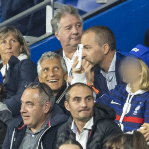 Nagui avec ses enfants Adrien, Roxane, Annabelle - People dans les tribunes lors du match de la 5ème et avant-dernière journée de Ligue des nations entre la France et l'Autriche (2-0) au Stade de France à Saint-Denis le 22 septembre 2022.