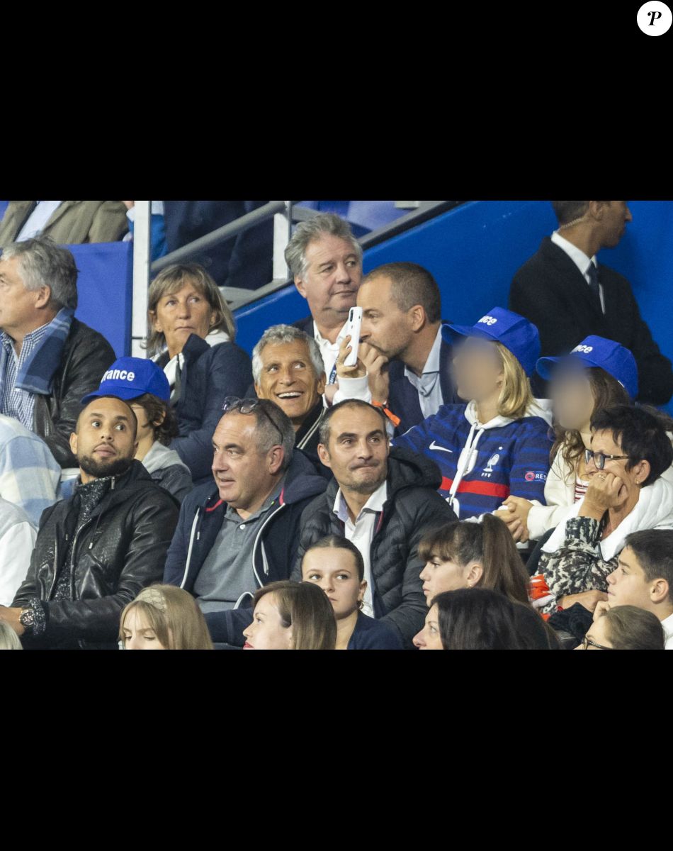 Nagui avec ses enfants Adrien, Roxane, Annabelle - People dans les tribunes lors du match de la 5ème et avant-dernière journée de Ligue des nations entre la France et l'Autriche (2-0) au Stade de France à Saint-Denis le 22 septembre 2022.