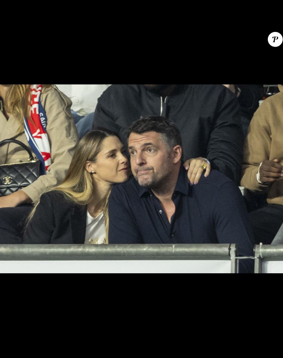 Arnaud Ducret et sa femme Claire Francisci - People dans les tribunes lors du match de la 5ème et avant-dernière journée de Ligue des nations entre la France et l'Autriche (2-0) au Stade de France à Saint-Denis.