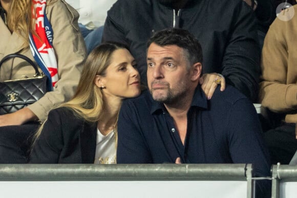 Arnaud Ducret et sa femme Claire Francisci - People dans les tribunes lors du match de la 5ème et avant-dernière journée de Ligue des nations entre la France et l'Autriche (2-0) au Stade de France à Saint-Denis le 22 septembre 2022.