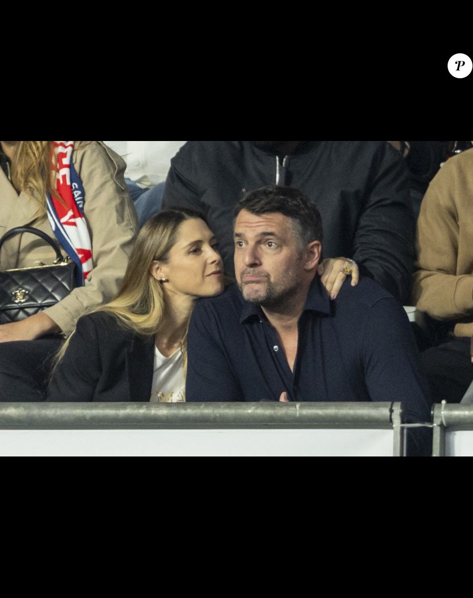 Arnaud Ducret et sa femme Claire Francisci - People dans les tribunes lors du match de la 5ème et avant-dernière journée de Ligue des nations entre la France et l'Autriche (2-0) au Stade de France à Saint-Denis le 22 septembre 2022.